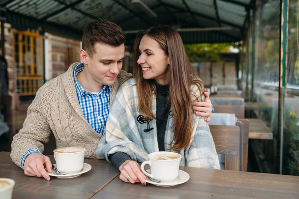 Pár sedí v kavárně na chodníku - Fotografie, Obrázek