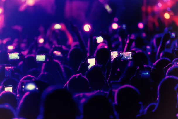Mano con un smartphone graba música en vivo festiva
 - Foto, imagen