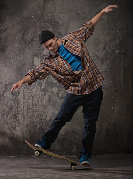 Skater doing a trick - Φωτογραφία, εικόνα
