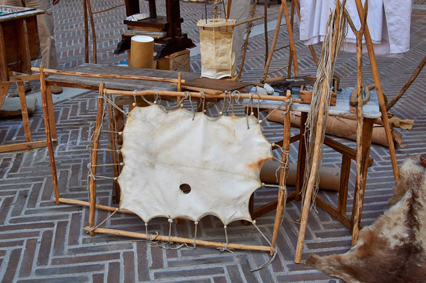 Village équitable vintage Artisanat. Poterie, cuir et objets en bois sur la table
. - Photo, image
