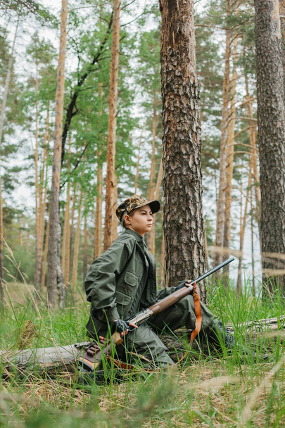 Γυναίκα κυνηγός στο δάσος - Φωτογραφία, εικόνα