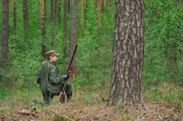Nő vadász az erdőben - Fotó, kép