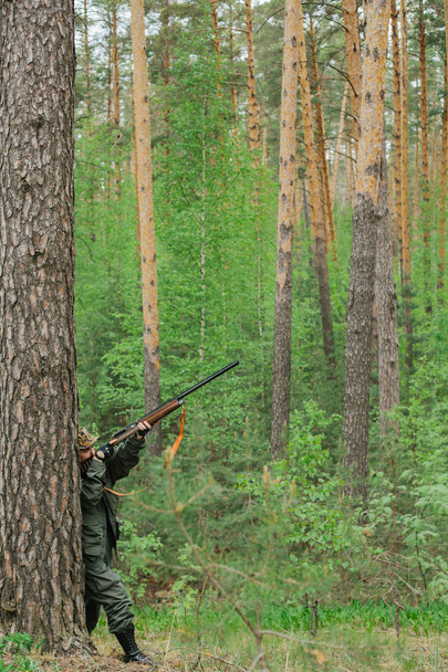 Mujer cazadora en el bosque
 - Foto, Imagen