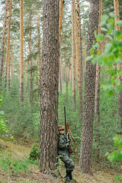 Жінка мисливець в лісі
 - Фото, зображення