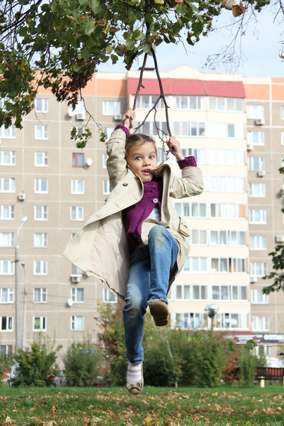 little girl in the autumn park - Φωτογραφία, εικόνα