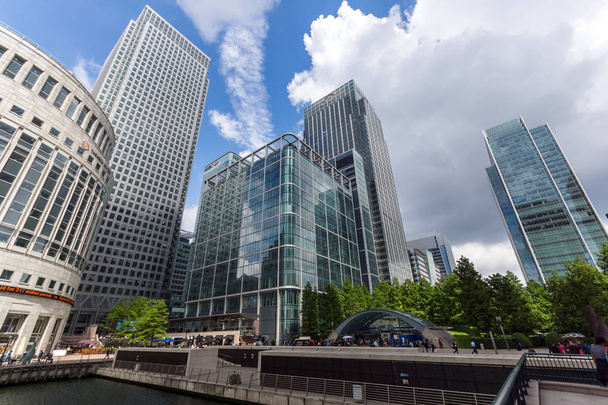 LONDON, ENGLAND - JUNE 17 2016: Business building and skyscraper in Canary Wharf, London, England - Фото, изображение