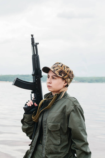 Жінка-солдат зі зброєю
 - Фото, зображення