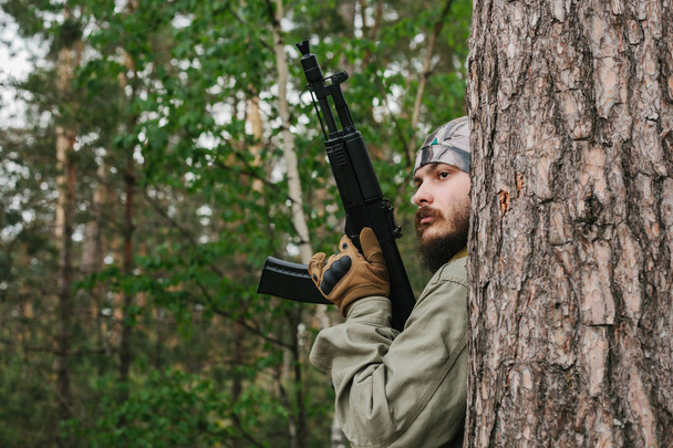 a fegyveres konfliktus területén fegyveres férfi - Fotó, kép