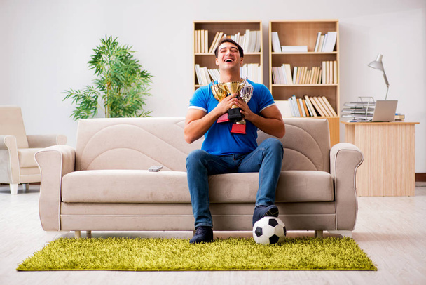 家でサッカーを見ている男 - 写真・画像