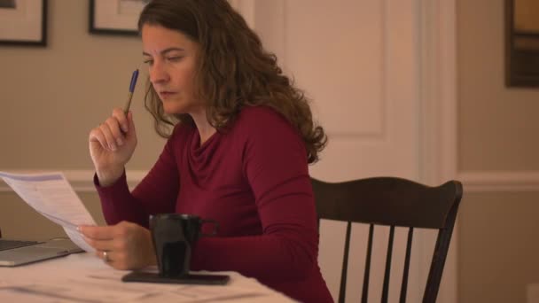 una mujer revisando sus facturas
 - Metraje, vídeo
