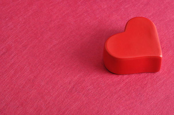 Den svatého Valentýna. Červené srdce růžové pozadí, samostatný - Fotografie, Obrázek