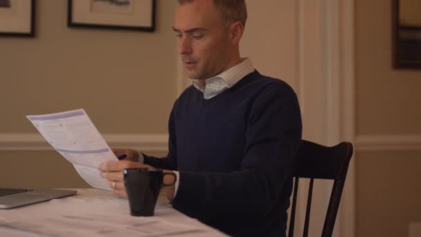 een man die zijn chequeboek balancing - Video