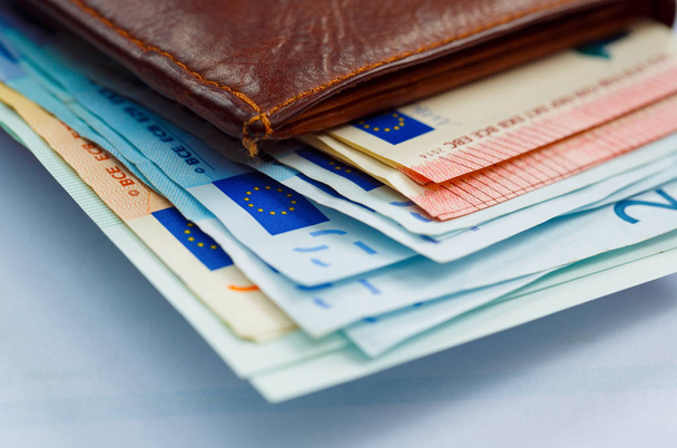 Brązowy skórzany portfel z pieniędzy euro - Zdjęcie, obraz