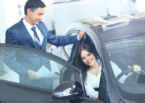 liiketoiminnan nainen valitsee auton toimistossa
 - Valokuva, kuva