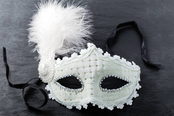 Καρναβάλι μάσκα σε μαύρο φόντο - Φωτογραφία, εικόνα