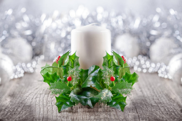 Χριστουγεννιάτικα στολίδια, συμπεριλαμβανομένων κερί σε μια ξύλινη επιφάνεια - Φωτογραφία, εικόνα