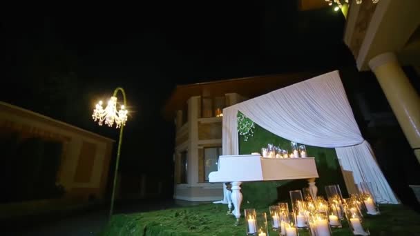 Bonita cerimônia de casamento noite vela piano musgo
 - Filmagem, Vídeo