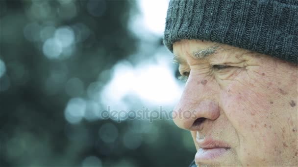στοχαστικός γέρος βαθιά στις σκέψεις του λυπημένος  - Πλάνα, βίντεο