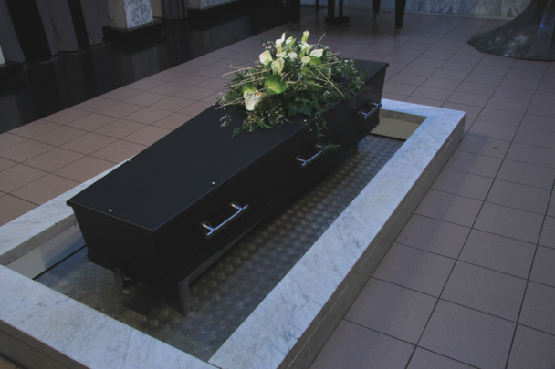 φέρετρο με κηδεία λουλούδια - Φωτογραφία, εικόνα