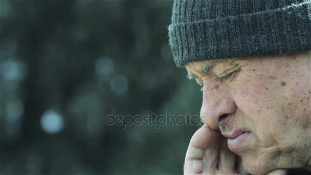 depressief en verdrietig oude man: melancholie mens, doordachte senior mens, gepensioneerde man  - Video