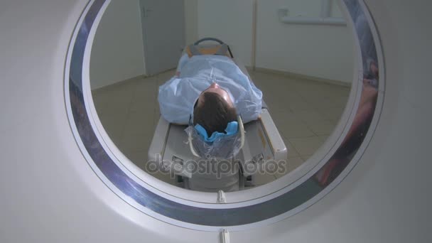 Paziente sottoposto a risonanza magnetica in un ospedale di emergenza. L'uomo si trova in Risonanza Magnetica Immagine dispositivo, facendo la scansione tomografica
. - Filmati, video