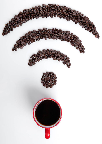 Taza de café rojo con wi-fi icono granos para café
 - Foto, Imagen