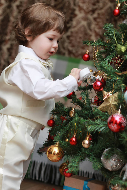 child decorate the Christmas tree toy - Fotoğraf, Görsel
