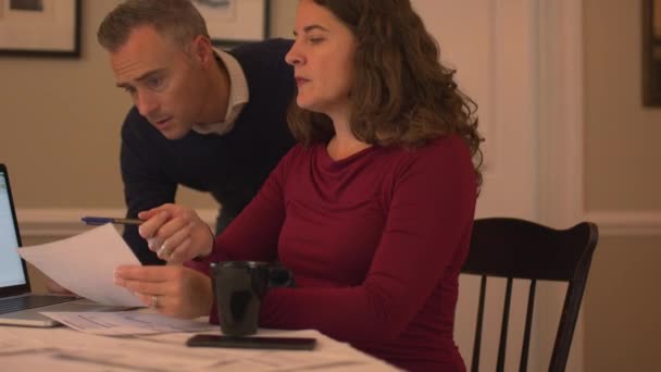 ένα ζευγάρι που εργάζονται μέσω τους χρέους - Πλάνα, βίντεο