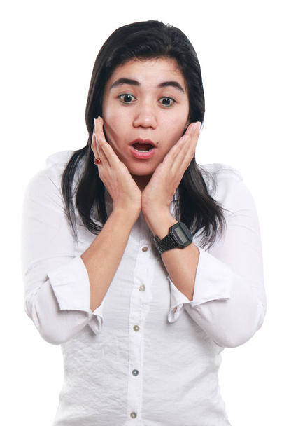 Jeune femme d'affaires asiatique excitée et surprise
 - Photo, image