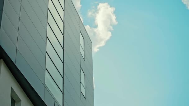 Kancelářská budova na modré obloze mraky pozadí - Záběry, video