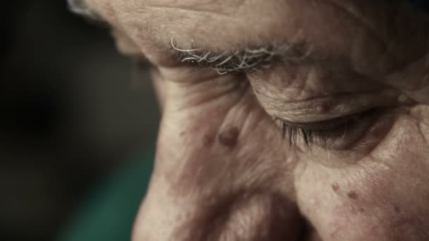 triest en depressief oude man kijkt: gepensioneerde man, eenzame man, depressieve man - Video