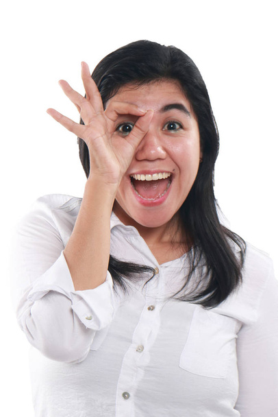 Felice asiatico donna mostrando OK gesti
 - Foto, immagini
