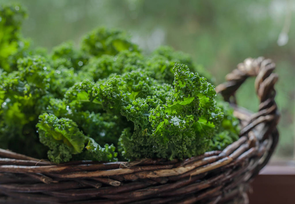 Kale rusztikus kosár a nyári közelről - Fotó, kép