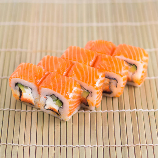 Sushi / rollos aislados. Comida asiática
. - Foto, Imagen