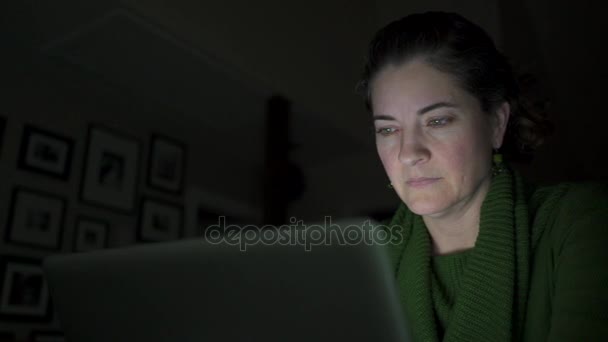 μια γυναίκα διαβάζοντας τις ειδήσεις στο διαδίκτυο - Πλάνα, βίντεο