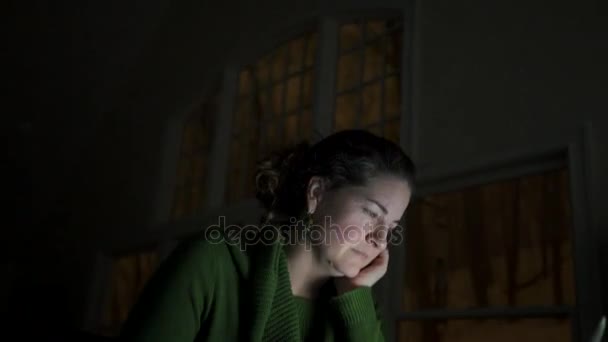 Una mujer usando un ordenador portátil
 - Imágenes, Vídeo