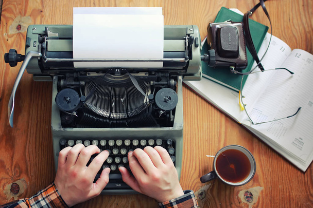 máquina de escribir mano retro sobre mesa de madera
 - Foto, imagen