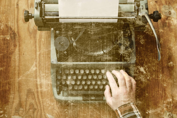 régi fénykép írógép retro kézzel fából készült asztal - Fotó, kép