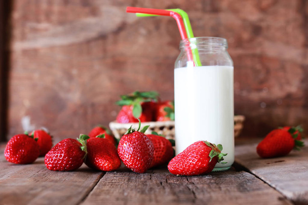 strawberries and milk in a glass - Фото, зображення