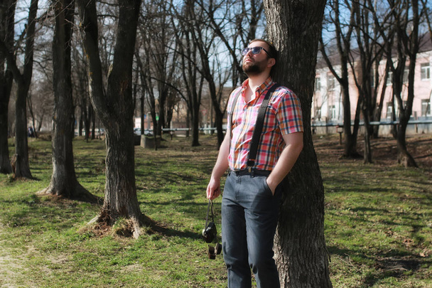 muž vousy podvazkové strom park sluneční brýle - Fotografie, Obrázek