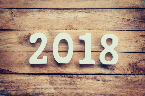 Ξύλινοι αριθμοί σχηματίζουν αριθμό του 2018, για το νέο έτος 2018 στις - Φωτογραφία, εικόνα