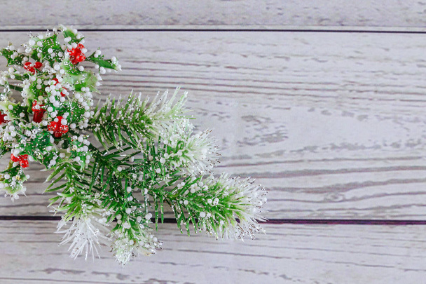 Kerstmis of Nieuwjaar achtergrond: bont-boom, takken, gekleurde glazen ballen en speelgoed, geschenken, decoratie op een witte achtergrond - Foto, afbeelding