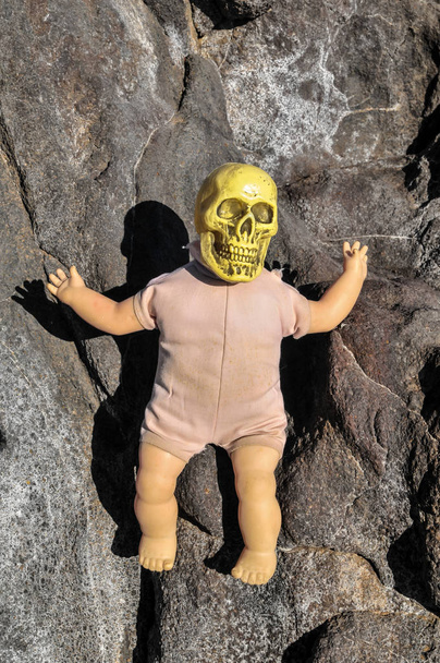 Ancienne poupée vintage avec crâne humain
 - Photo, image
