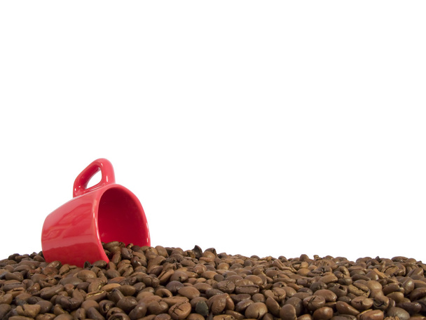 κόκκους καφέ και ένα φλυτζάνι του καφέ κόκκινο - Φωτογραφία, εικόνα