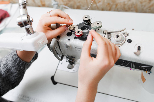 Seamstress replace bobbin in the sewing machine - Foto, Bild