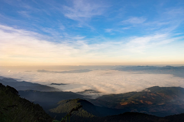 Nebel- oder Wolkenmeer unter blauem Himmel, ein Blick vom intanonischen Gebirge - Foto, Bild