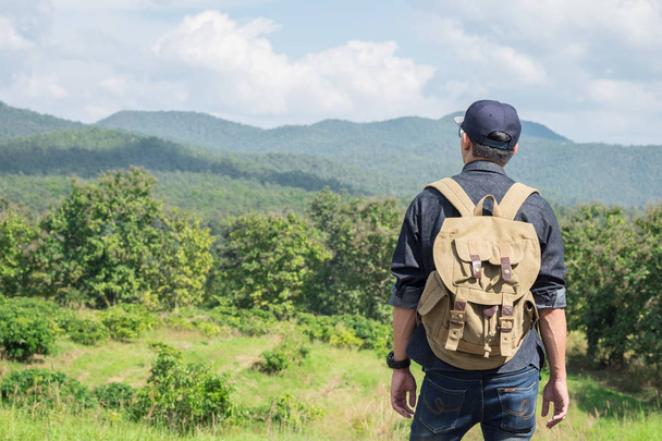 Mladý muž cestovatel s batohem relaxační venkovní s skaln - Fotografie, Obrázek