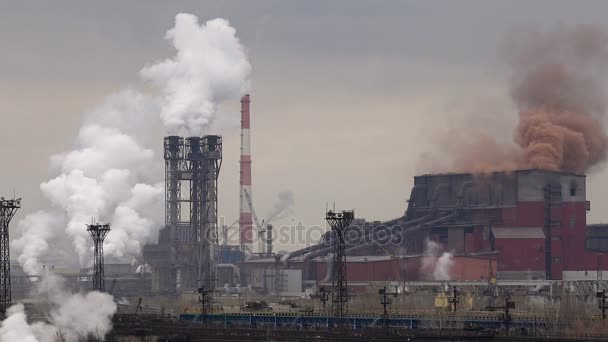 Atmosferische luchtverontreiniging door emissies van industriële rook nu. Pijpen staalbedrijf. Dikke rook en stoom voor staalproductie Workshops. - Video