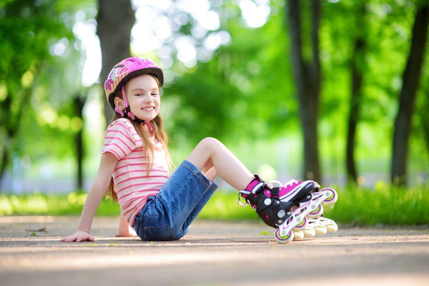 girl learning to roller skate  - Foto, Bild
