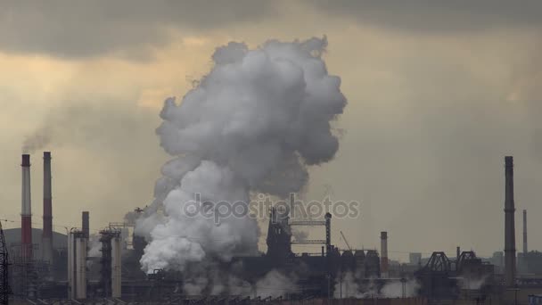 Küresel hava kirliliği emisyonları duman bitki. Çevresel suç. Kimyasal Endüstriyel atık doğası zehirlenmesi. Boru üretim tesisimiz - Video, Çekim